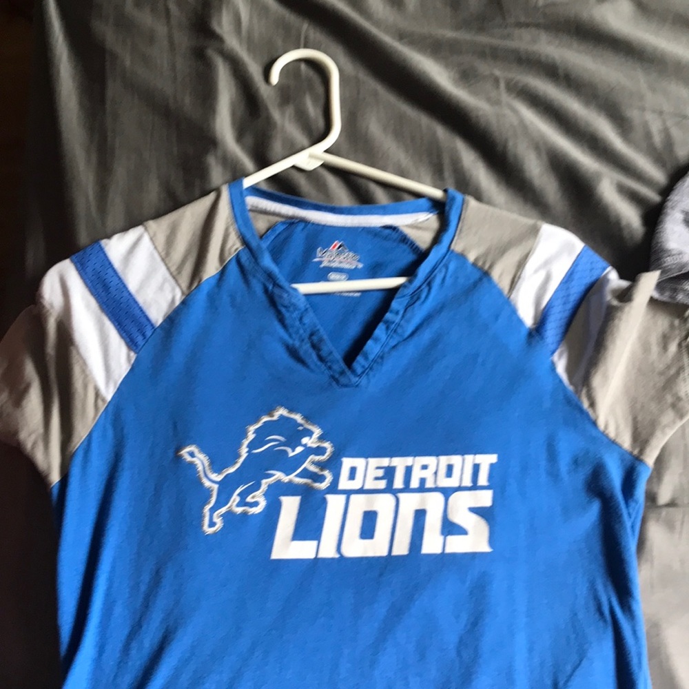 lions t-shirt  vneck jersey sleeves